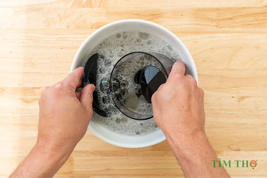 Cách làm sạch máy xay cà phê bằng gạo khô
