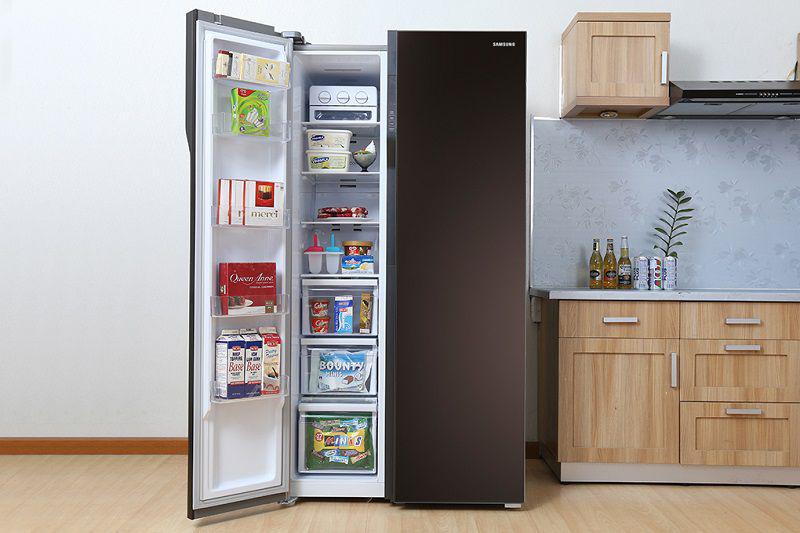 Tủ lạnh side by side chiếm nhiều diện tích nhà bếp nên không phù hợp với các ngôi nhà nhỏ hẹp