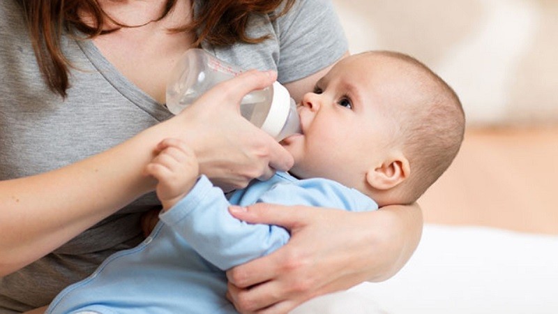 Cho trẻ uống đủ sữa và nước để không bị mất nước trong cơ thể