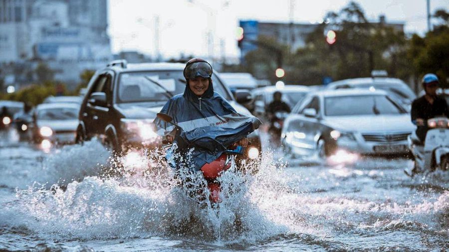 Những cách đi lại an toàn trong mùa mưa bão