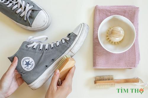 Cách vệ sinh giày Converse bằng vải và da lộn