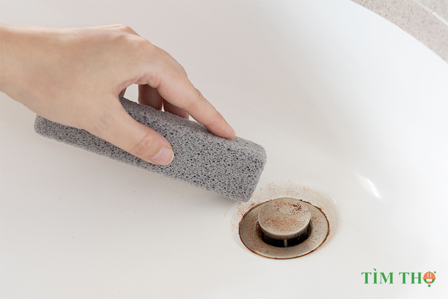 Loại bỏ vết gỉ từ nhà vệ sinh bồn tắm và bồn rửa