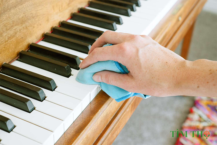 Cách vệ sinh làm sạch phím đàn piano bằng nhựa và ngà voi