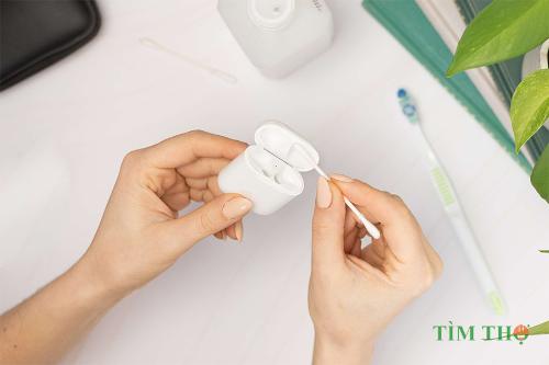 Cách dễ dàng làm sạch hộp đựng tai nghe Airpods