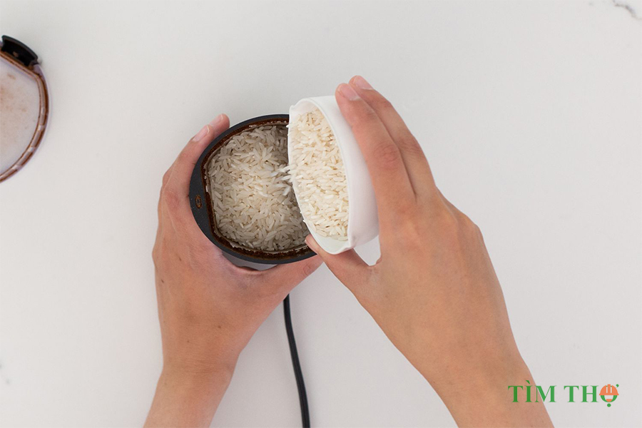 Cách làm sạch máy xay cà phê bằng gạo khô